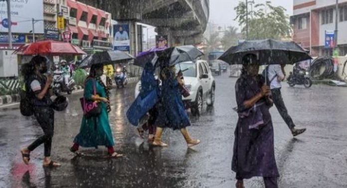 കാലവർഷ മേഘങ്ങൾ കേരളത്തിലെത്തി ; സംസ്ഥാനത്ത് ശക്തമായ മഴയ്ക്ക് സാധ്യത, നാല് ജില്ലകളിൽ റെഡ് അലർട്ട് കാലവർഷ മേഘങ്ങൾ കേരളത്തിലെത്തി ; സംസ്ഥാനത്ത് ശക്തമായ മഴയ്ക്ക് സാധ്യത, നാല് ജില്ലകളിൽ റെഡ് അലർട്ട്