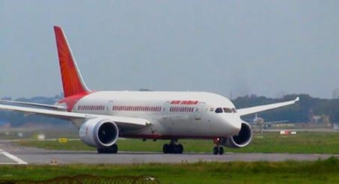 പറന്നുയരുന്നതിനിടെ വിമാനത്തിൽ പക്ഷി ഇടിച്ചുകയറി ; അടിയന്തരമായി തിരിച്ചിറക്കി പറന്നുയരുന്നതിനിടെ വിമാനത്തിൽ പക്ഷി ഇടിച്ചുകയറി ; അടിയന്തരമായി തിരിച്ചിറക്കി