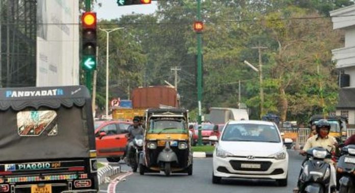 ചുവപ്പ് തെളിയുമ്പോള് ചില വാഹനങ്ങള് ഇടതു ഭാഗം ചേര്ത്തു നിര്ത്തി വഴി തടസപ്പെടുത്തുന്നു ; ഒടുവിൽ ഇടപെടലുമായി മനുഷ്യാവകാശ കമ്മിഷന് ചുവപ്പ് തെളിയുമ്പോള് ചില വാഹനങ്ങള് ഇടതു ഭാഗം ചേര്ത്തു നിര്ത്തി വഴി തടസപ്പെടുത്തുന്നു ; ഒടുവിൽ ഇടപെടലുമായി മനുഷ്യാവകാശ കമ്മിഷന്