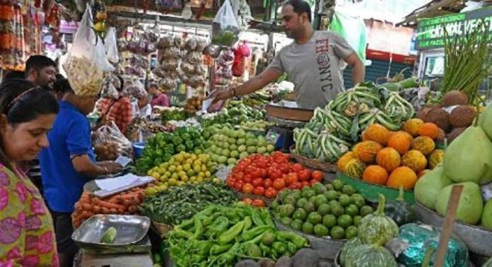നിത്യോപയോഗ സാധനവില കുതിച്ചുയരുന്നു ; സാധാരണക്കാർ ദുരിതത്തിലാകുന്നു നിത്യോപയോഗ സാധനവില കുതിച്ചുയരുന്നു ; സാധാരണക്കാർ ദുരിതത്തിലാകുന്നു
