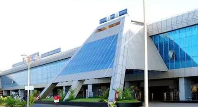 കരിപ്പൂർ വിമാനത്താവളത്തിൽ വൻ സ്വർണവേട്ട ; ആറംഗ സംഘം അറസ്റ്റിൽ കരിപ്പൂർ വിമാനത്താവളത്തിൽ വൻ സ്വർണവേട്ട ; ആറംഗ സംഘം അറസ്റ്റിൽ