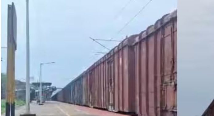 ഗുഡ്സ് ട്രെയിൻ നിര്ത്തിയിട്ട് ലോക്കോ പൈലറ്റ് സ്ഥലംവിട്ട സംഭവം ; നടപടി ആവശ്യപ്പെട്ട് കളക്ടര് ഗുഡ്സ് ട്രെയിൻ നിര്ത്തിയിട്ട് ലോക്കോ പൈലറ്റ് സ്ഥലംവിട്ട സംഭവം ; നടപടി ആവശ്യപ്പെട്ട് കളക്ടര്