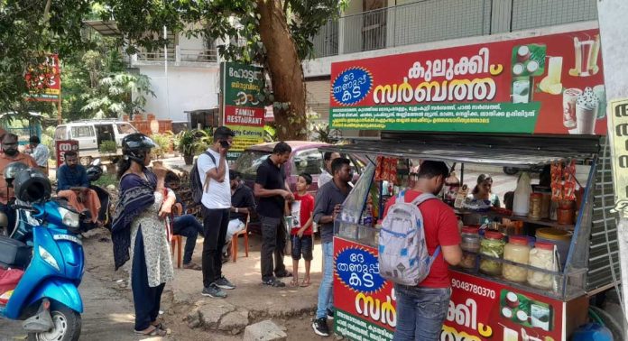 വേനൽ ചൂടിൽ ഉരുകി കോന്നി ; ശീതള പാനീയകടകളിൽ തിരക്കേറുന്നു വേനൽ ചൂടിൽ ഉരുകി കോന്നി ; ശീതള പാനീയകടകളിൽ തിരക്കേറുന്നു