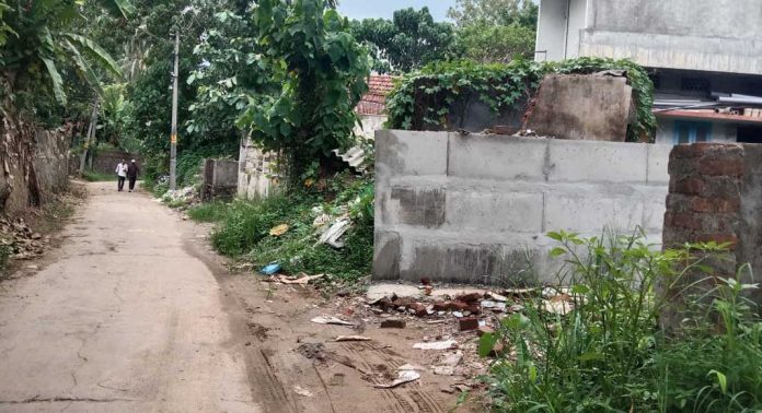 അപ്രോച്ച് റോഡ് നിര്മ്മാണത്തിന് സർക്കാർ ഏറ്റെടുക്കാൻ അളന്നിട്ട ഭൂമികളില് അനധികൃത നിർമ്മാണം പെരുകുന്നു അപ്രോച്ച് റോഡ് നിര്മ്മാണത്തിന് സർക്കാർ ഏറ്റെടുക്കാൻ അളന്നിട്ട ഭൂമികളില് അനധികൃത നിർമ്മാണം പെരുകുന്നു