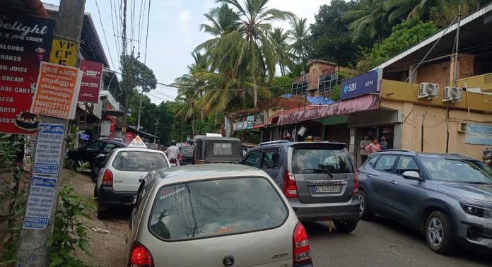 അനധികൃത പാർക്കിങ് ; ചുങ്കപ്പാറ – പൊന്തൻപുഴ റോഡിൽ ഗതാഗതക്കുരുക്ക് അനധികൃത പാർക്കിങ് ; ചുങ്കപ്പാറ – പൊന്തൻപുഴ റോഡിൽ ഗതാഗതക്കുരുക്ക്