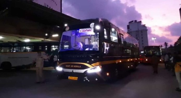 നവകേരള സദസ്സില് മന്ത്രിമാര് സഞ്ചരിച്ച ബസ് തിരുവനന്തപുരത്തുനിന്ന് കോഴിക്കോട്ടേക്ക് യാത്രക്കാരുമായി പുറപ്പെട്ടു നവകേരള സദസ്സില് മന്ത്രിമാര് സഞ്ചരിച്ച ബസ് തിരുവനന്തപുരത്തുനിന്ന് കോഴിക്കോട്ടേക്ക് യാത്രക്കാരുമായി പുറപ്പെട്ടു