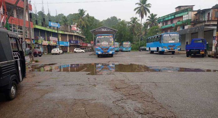 ചുങ്കപ്പാറ ബസ് സ്റ്റാൻഡിൽ പ്രവേശ കവാടത്തിനു സമീപം രൂപപ്പെടുന്ന വെള്ളക്കെട്ട് ദുരിതമാകുന്നു ചുങ്കപ്പാറ ബസ് സ്റ്റാൻഡിൽ പ്രവേശ കവാടത്തിനു സമീപം രൂപപ്പെടുന്ന വെള്ളക്കെട്ട് ദുരിതമാകുന്നു