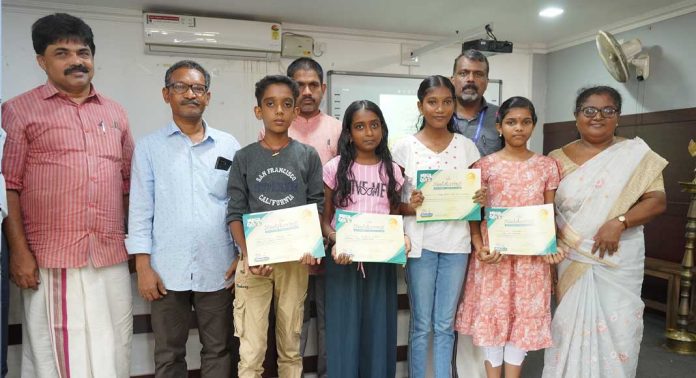 നീലക്കുറിഞ്ഞി പഠനോത്സവം : ജില്ലാതല ക്വിസ് മത്സര വിജയികള്ക്ക് സമ്മാനം നല്കി നീലക്കുറിഞ്ഞി പഠനോത്സവം : ജില്ലാതല ക്വിസ് മത്സര വിജയികള്ക്ക് സമ്മാനം നല്കി