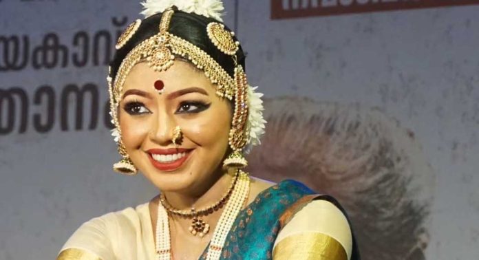 ബി എ ഭരതനാട്യത്തിൽ ഒന്നാം റാങ്ക് നേടി കുളനട സ്വദേശിനി മിഥുന സുരേഷ് കെ എസ് ബി എ ഭരതനാട്യത്തിൽ ഒന്നാം റാങ്ക് നേടി കുളനട സ്വദേശിനി മിഥുന സുരേഷ് കെ എസ്
