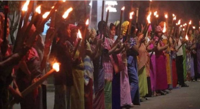 മണിപ്പൂർ സംഘർഷത്തിന്റെ ഒന്നാം വാർഷികം നാളെ ; സമ്പൂർണ അടച്ചിടലിന് ആഹ്വാനം ചെയ്ത് കുക്കി സംഘടന മണിപ്പൂർ സംഘർഷത്തിന്റെ ഒന്നാം വാർഷികം നാളെ ; സമ്പൂർണ അടച്ചിടലിന് ആഹ്വാനം ചെയ്ത് കുക്കി സംഘടന