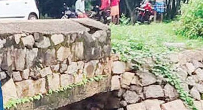 താഴമ്പാൽപടി – പാലാംപറമ്പ് റോഡിൽ കോളായിക്കരച്ചിറ കലുങ്ക് അപകടാവസ്ഥയിൽ താഴമ്പാൽപടി – പാലാംപറമ്പ് റോഡിൽ കോളായിക്കരച്ചിറ കലുങ്ക് അപകടാവസ്ഥയിൽ