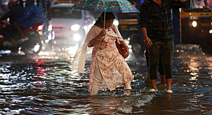സംസ്ഥാനത്ത് അതിശക്തമായ മഴയ്ക്ക് സാധ്യത ; മൂന്നു ജില്ലകളില് ഓറഞ്ച് അലര്ട്ട് സംസ്ഥാനത്ത് അതിശക്തമായ മഴയ്ക്ക് സാധ്യത ; മൂന്നു ജില്ലകളില് ഓറഞ്ച് അലര്ട്ട്