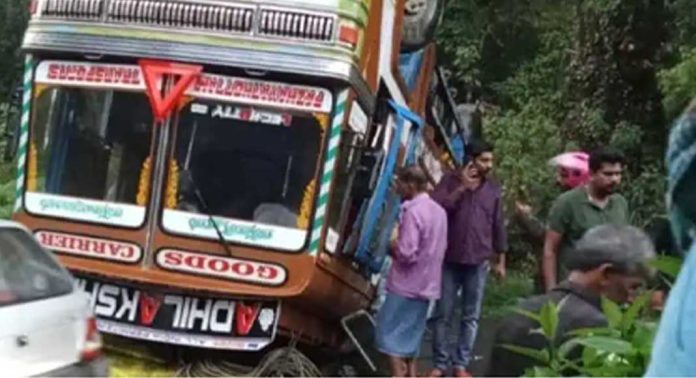 ഏലക്കയുമായി പോയ ലോറി വണ്ടൻമേടിന് സമീപം അപകടത്തിൽപ്പെട്ടു ഏലക്കയുമായി പോയ ലോറി വണ്ടൻമേടിന് സമീപം അപകടത്തിൽപ്പെട്ടു