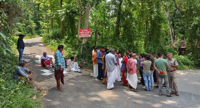 ആനിക്കാട് പഞ്ചായത്തിൽ മണ്ണെടുപ്പ് നാട്ടുകാർ തടഞ്ഞു ആനിക്കാട് പഞ്ചായത്തിൽ മണ്ണെടുപ്പ് നാട്ടുകാർ തടഞ്ഞു