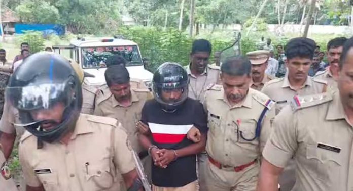 ഭാര്യയെ നടുറോഡിൽ കുത്തിക്കൊലപ്പെടുത്തിയ ശേഷം ഒളിവിൽ പോയ പ്രതിയായ രാജേഷിനെ ചേർത്തല പോലീസ് പിടികൂടി ഭാര്യയെ നടുറോഡിൽ കുത്തിക്കൊലപ്പെടുത്തിയ ശേഷം ഒളിവിൽ പോയ പ്രതിയായ രാജേഷിനെ ചേർത്തല പോലീസ് പിടികൂടി