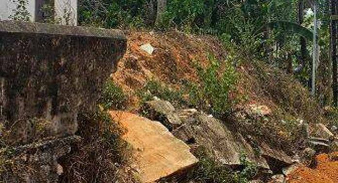 പുതിയ അദ്ധ്യയനവർഷം പടിവാതിലില് ; തകർന്ന മതിലുമായി കിഴക്കുപുറം ഹയർ സെക്കൻഡറി സ്കൂൾ പുതിയ അദ്ധ്യയനവർഷം പടിവാതിലില് ; തകർന്ന മതിലുമായി കിഴക്കുപുറം ഹയർ സെക്കൻഡറി സ്കൂൾ