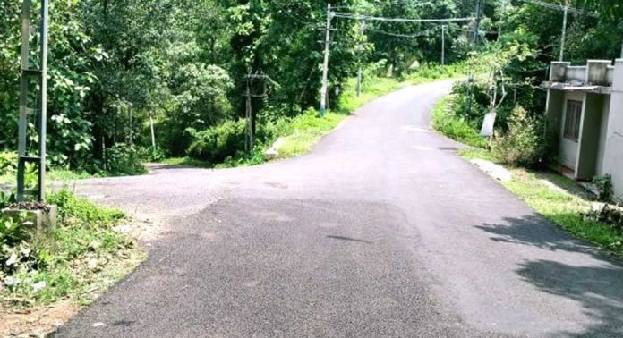 പെരുന്തേനരുവിയിലേക്കുള്ള പ്രധാന വഴിയിൽ ദിശാ സൂചികയില്ലാത്തതുമൂലം യാത്രക്കാർ ബുദ്ധിമുട്ടുന്നു പെരുന്തേനരുവിയിലേക്കുള്ള പ്രധാന വഴിയിൽ ദിശാ സൂചികയില്ലാത്തതുമൂലം യാത്രക്കാർ ബുദ്ധിമുട്ടുന്നു