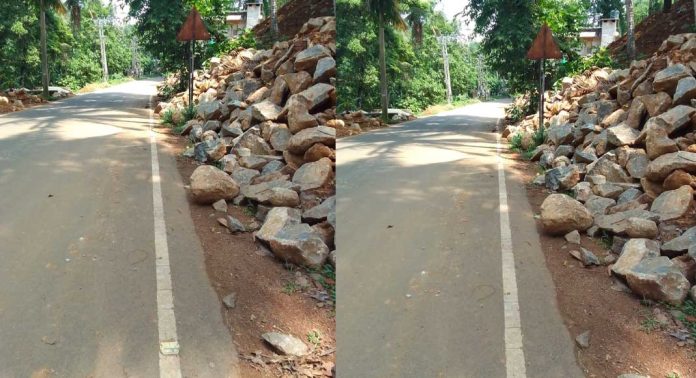 പാറ പൊട്ടിച്ച് റോഡരികില് ഇട്ടിരിക്കുന്നത് ഗതാഗത തടസ്സം സൃഷ്ടിക്കുന്നതായി ആരോപണം പാറ പൊട്ടിച്ച് റോഡരികില് ഇട്ടിരിക്കുന്നത് ഗതാഗത തടസ്സം സൃഷ്ടിക്കുന്നതായി ആരോപണം
