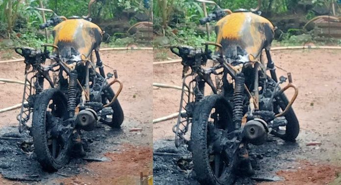 പേഴുംപാറയിൽ ആളില്ലാത്ത വീടിന് തീയിട്ട് അജ്ഞാതർ : പോലീസ് അന്വേഷണം ആരംഭിച്ചു പേഴുംപാറയിൽ ആളില്ലാത്ത വീടിന് തീയിട്ട് അജ്ഞാതർ : പോലീസ് അന്വേഷണം ആരംഭിച്ചു