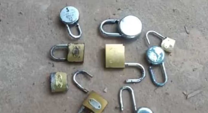കടയുടെ പൂട്ട് നശിപ്പിക്കുന്ന സാമൂഹ്യ വിരുദ്ധരെക്കൊണ്ട് പൊറുതിമുട്ടി കടയുടമ കടയുടെ പൂട്ട് നശിപ്പിക്കുന്ന സാമൂഹ്യ വിരുദ്ധരെക്കൊണ്ട് പൊറുതിമുട്ടി കടയുടമ