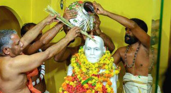 കോന്നി ടൗൺ ശാഖാ ഗുരുമന്ദിരത്തിൽ വെണ്ണക്കൽ പ്രതിമ പ്രതിഷ്ഠിച്ചു കോന്നി ടൗൺ ശാഖാ ഗുരുമന്ദിരത്തിൽ വെണ്ണക്കൽ പ്രതിമ പ്രതിഷ്ഠിച്ചു