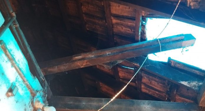 ഇളകൊള്ളൂരിൽ ഉണ്ടായ ശക്തമായ മഴയിൽ ഇടി മിന്നലേറ്റ് വീടിന് നാശനഷ്ടം ഇളകൊള്ളൂരിൽ ഉണ്ടായ ശക്തമായ മഴയിൽ ഇടി മിന്നലേറ്റ് വീടിന് നാശനഷ്ടം
