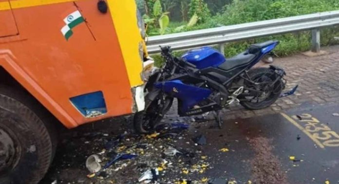 കോന്നി പൂവന്പാറയില് നിര്ത്തിയിട്ടിരുന്ന ലോറിയില് ബൈക്ക് ഇടിച്ച് യുവാവ് മരിച്ചു കോന്നി പൂവന്പാറയില് നിര്ത്തിയിട്ടിരുന്ന ലോറിയില് ബൈക്ക് ഇടിച്ച് യുവാവ് മരിച്ചു