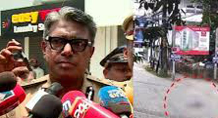 നവജാത ശിശുവിന്റെ മൃതദേഹം നടുറോഡില് ; അമ്മ കുറ്റം സമ്മതിച്ചെന്ന് പോലീസ് നവജാത ശിശുവിന്റെ മൃതദേഹം നടുറോഡില് ; അമ്മ കുറ്റം സമ്മതിച്ചെന്ന് പോലീസ്