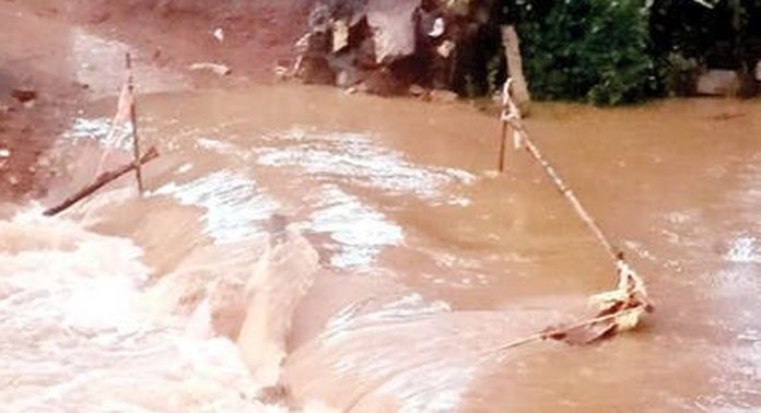 കൊടുമണ്ണിൽ താത്കാലിക നടപ്പാലം ഒലിച്ചുപോയി കൊടുമണ്ണിൽ താത്കാലിക നടപ്പാലം ഒലിച്ചുപോയി