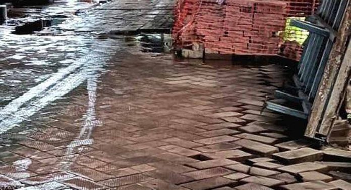 കോഴഞ്ചേരി ജില്ലാ ആശുപത്രിയിലെ കാഷ്വാലിറ്റി ബ്ലോക്കിന് മുമ്പിൽ വെള്ളക്കെട്ട് ; ദുരിതത്തില് രോഗികളും കൂട്ടിരിപ്പുകാരും കോഴഞ്ചേരി ജില്ലാ ആശുപത്രിയിലെ കാഷ്വാലിറ്റി ബ്ലോക്കിന് മുമ്പിൽ വെള്ളക്കെട്ട് ; ദുരിതത്തില് രോഗികളും കൂട്ടിരിപ്പുകാരും