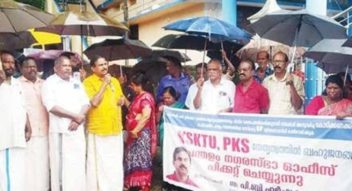 കെ.എസ്.കെ.ടി.യു പന്തളം നഗരസഭാ ഓഫീസിലേക്ക് മാര്ച്ച് നടത്തി കെ.എസ്.കെ.ടി.യു പന്തളം നഗരസഭാ ഓഫീസിലേക്ക് മാര്ച്ച് നടത്തി