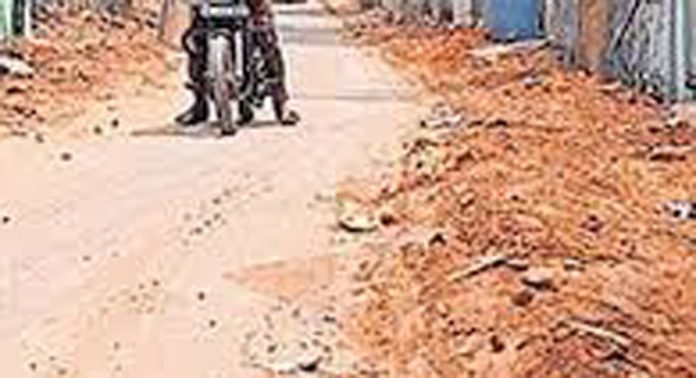 ജൽജീവൻ മിഷൻ പദ്ധതിയുടെ ഭാഗമായി പൈപ്പുകൾ സ്ഥാപിക്കാൻ കുഴിച്ച റോഡുകൾ പൂർവ സ്ഥിതിയിലാക്കാൻ വൈകുന്നു ജൽജീവൻ മിഷൻ പദ്ധതിയുടെ ഭാഗമായി പൈപ്പുകൾ സ്ഥാപിക്കാൻ കുഴിച്ച റോഡുകൾ പൂർവ സ്ഥിതിയിലാക്കാൻ വൈകുന്നു
