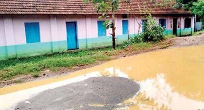 ചെളിവെള്ളത്തിലൂടെ നീന്തി മറുകരയിലുള്ള സ്കൂളിലെത്താനുള്ള തയ്യാറെടുപ്പില് ഉള്ളന്നൂർ എം.ടി.എൽ.പി. സ്കൂള് വിദ്യാര്ഥികള് ചെളിവെള്ളത്തിലൂടെ നീന്തി മറുകരയിലുള്ള സ്കൂളിലെത്താനുള്ള തയ്യാറെടുപ്പില് ഉള്ളന്നൂർ എം.ടി.എൽ.പി. സ്കൂള് വിദ്യാര്ഥികള്