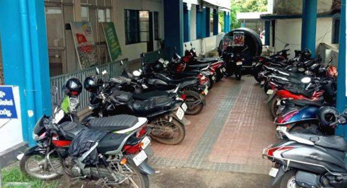 മല്ലപ്പള്ളി മിനി സിവിൽ സ്റ്റേഷൻ കെട്ടിടത്തിന്റെ പ്രവേശനകവാടത്തിലെ പാർക്കിംഗ് ; വലഞ്ഞ് ജനങ്ങള് മല്ലപ്പള്ളി മിനി സിവിൽ സ്റ്റേഷൻ കെട്ടിടത്തിന്റെ പ്രവേശനകവാടത്തിലെ പാർക്കിംഗ് ; വലഞ്ഞ് ജനങ്ങള്