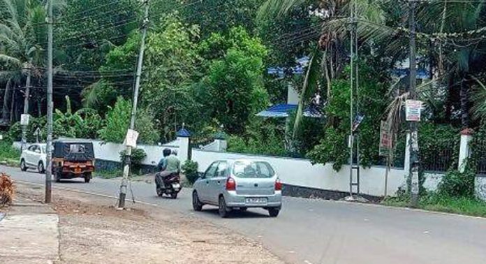 റോഡരികിലെ പഴയ ടെലിഫോൺ പോസ്റ്റുകൾ വാഹനയാത്രക്കാർക്ക് ബുദ്ധിമുട്ടാകുന്നു റോഡരികിലെ പഴയ ടെലിഫോൺ പോസ്റ്റുകൾ വാഹനയാത്രക്കാർക്ക് ബുദ്ധിമുട്ടാകുന്നു