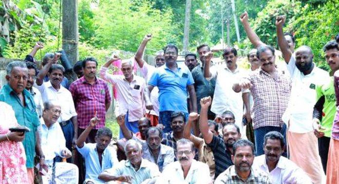 നെല്ല് സംഭരിക്കാത്തതിൽ മാന്നാറിലും കർഷക പ്രതിഷേധം കനക്കുന്നു നെല്ല് സംഭരിക്കാത്തതിൽ മാന്നാറിലും കർഷക പ്രതിഷേധം കനക്കുന്നു