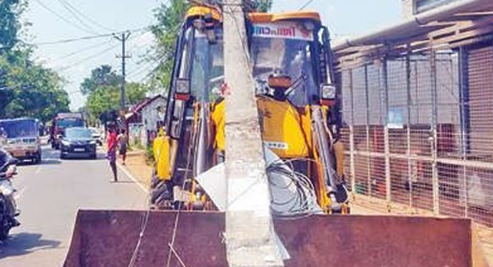 ഓട്ടത്തിനിടെ നിയന്ത്രണം വിട്ട മണ്ണുമാന്തിയന്ത്രം വൈദ്യുതിത്തൂൺ ഇടിച്ചു തകർത്തു ഓട്ടത്തിനിടെ നിയന്ത്രണം വിട്ട മണ്ണുമാന്തിയന്ത്രം വൈദ്യുതിത്തൂൺ ഇടിച്ചു തകർത്തു