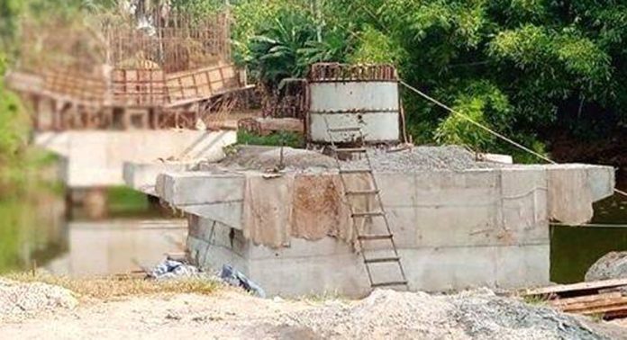 കീച്ചേരി കടവ് പാലത്തിന്റെ നിർമ്മാണം നീളുന്നതിനെതിരെ പ്രതിഷേധം കീച്ചേരി കടവ് പാലത്തിന്റെ നിർമ്മാണം നീളുന്നതിനെതിരെ പ്രതിഷേധം