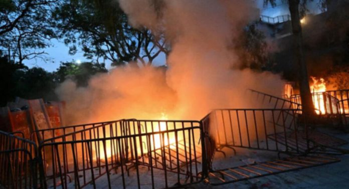 റഫാ ആക്രമണം : മെക്സിക്കോയിലെ ഇസ്രയേൽ എംബസിയ്ക്ക് തീയിട്ട് പ്രതിഷേധക്കാർ റഫാ ആക്രമണം : മെക്സിക്കോയിലെ ഇസ്രയേൽ എംബസിയ്ക്ക് തീയിട്ട് പ്രതിഷേധക്കാർ