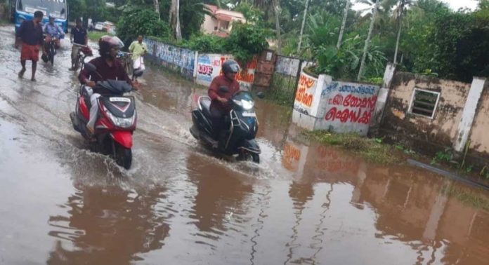 മഴ കനത്തതോടെ പെരിങ്ങര ഗ്രാമപഞ്ചായത്തിന്റെ മുന്നിലെ വെള്ളക്കെട്ട് രൂക്ഷമാകുന്നു മഴ കനത്തതോടെ പെരിങ്ങര ഗ്രാമപഞ്ചായത്തിന്റെ മുന്നിലെ വെള്ളക്കെട്ട് രൂക്ഷമാകുന്നു