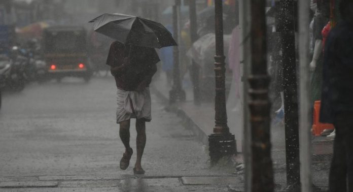 സംസ്ഥാനത്ത് മഴ മുന്നറിയിപ്പിൽ മാറ്റം ; മൂന്ന് ജില്ലകളിൽ യെല്ലോ അലേർട്ട് സംസ്ഥാനത്ത് മഴ മുന്നറിയിപ്പിൽ മാറ്റം ; മൂന്ന് ജില്ലകളിൽ യെല്ലോ അലേർട്ട്
