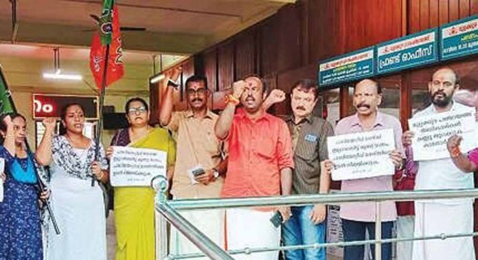 ആരോഗ്യപ്രവർത്തകയില്ല ; ബി.ജെ.പി. പഞ്ചായത്ത് ഉപരോധിച്ചു ആരോഗ്യപ്രവർത്തകയില്ല ; ബി.ജെ.പി. പഞ്ചായത്ത് ഉപരോധിച്ചു