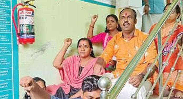 കുടിവെള്ളവിതരണം നിർത്തിവെച്ചെന്നാരോപിച്ച് ബി.ജെ.പി. അംഗങ്ങൾ മുളക്കുഴ പഞ്ചായത്ത് ഓഫീസ് ഉപരോധിച്ചു കുടിവെള്ളവിതരണം നിർത്തിവെച്ചെന്നാരോപിച്ച് ബി.ജെ.പി. അംഗങ്ങൾ മുളക്കുഴ പഞ്ചായത്ത് ഓഫീസ് ഉപരോധിച്ചു