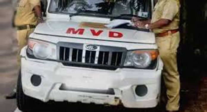 മോട്ടോർ വാഹന വകുപ്പിന്റെ ഔദ്യോഗിക കൃത്യനിർവഹണം തടസപ്പെടുത്തിയ യുവാവിനെ പോലീസ് കസ്റ്റഡിയിലെടുത്തു മോട്ടോർ വാഹന വകുപ്പിന്റെ ഔദ്യോഗിക കൃത്യനിർവഹണം തടസപ്പെടുത്തിയ യുവാവിനെ പോലീസ് കസ്റ്റഡിയിലെടുത്തു