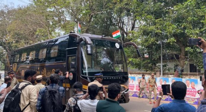‘നവകേരള ബസ് ‘ ഇന്ന് വൈകിട്ട് 6.30ന് തിരുവനന്തപുരം – കോഴിക്കോട് സർവീസ് നടത്തുന്നു ; മെയ് അഞ്ച് മുതല് കോഴിക്കോട്- ബംഗളൂരു സര്വീസ് ആരംഭിക്കും ‘നവകേരള ബസ് ‘ ഇന്ന് വൈകിട്ട് 6.30ന് തിരുവനന്തപുരം – കോഴിക്കോട് സർവീസ് നടത്തുന്നു ; മെയ് അഞ്ച് മുതല് കോഴിക്കോട്- ബംഗളൂരു സര്വീസ് ആരംഭിക്കും