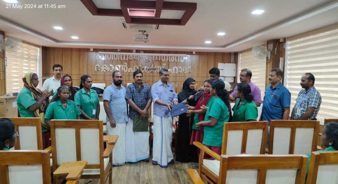 ഹരിതകർമ്മ സേനയ്ക്ക് റെയിൻകോട്ട് വിതരണം ചെയ്തു ഹരിതകർമ്മ സേനയ്ക്ക് റെയിൻകോട്ട് വിതരണം ചെയ്തു