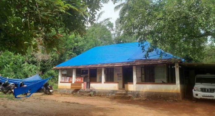 ചോർന്നൊലിക്കുന്ന കെട്ടിടത്തിൽ കോന്നി എക്സൈസ് റേഞ്ച് ഓഫീസ് ചോർന്നൊലിക്കുന്ന കെട്ടിടത്തിൽ കോന്നി എക്സൈസ് റേഞ്ച് ഓഫീസ്