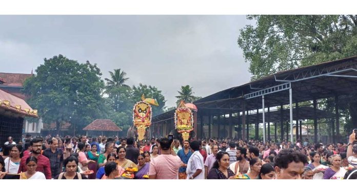 ചെങ്ങന്നൂർ ദേവിക്ക് പമ്പയിൽ ആറാട്ട് ചെങ്ങന്നൂർ ദേവിക്ക് പമ്പയിൽ ആറാട്ട്