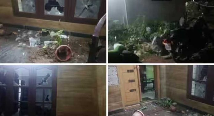 ആലുവയിൽ വീട് അടിച്ചു തകർത്ത ഗുണ്ടാസംഘം അറസ്റ്റിൽ ആലുവയിൽ വീട് അടിച്ചു തകർത്ത ഗുണ്ടാസംഘം അറസ്റ്റിൽ
