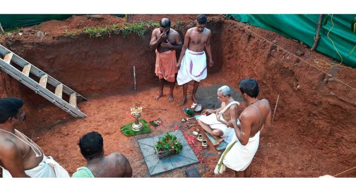 കടുമീൻചിറ അരുവിപ്പുറം ശ്രീമഹാദേവക്ഷേത്രം പുനർനിർമ്മിക്കുന്നതിനു വേണ്ടിയുള്ള ശിലാസ്ഥാപന കർമ്മം നടത്തി കടുമീൻചിറ അരുവിപ്പുറം ശ്രീമഹാദേവക്ഷേത്രം പുനർനിർമ്മിക്കുന്നതിനു വേണ്ടിയുള്ള ശിലാസ്ഥാപന കർമ്മം നടത്തി